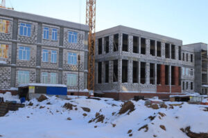 Новую школу №72 в четвертом микрорайоне Брянска подвели под крышу