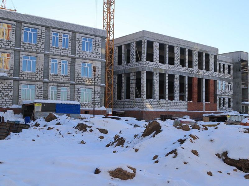 Новую школу №72 в четвертом микрорайоне Брянска подвели под крышу