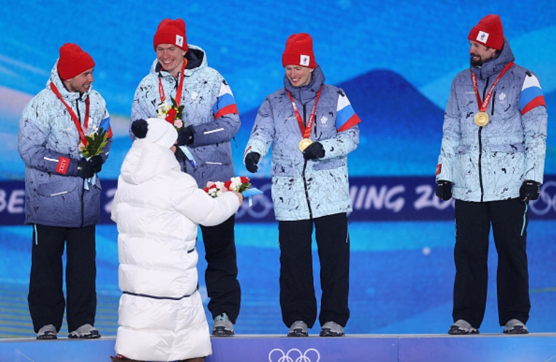Российским лыжникам Червоткину, Большунову, Спицову и Устюгову вручены золотые медали Олимпиады в Пекине
