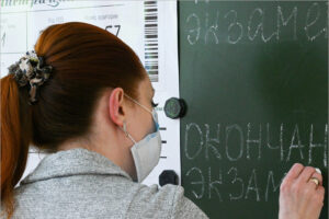 Три четверти российских учителей получают оклад ниже МРОТ — Минпросвещения