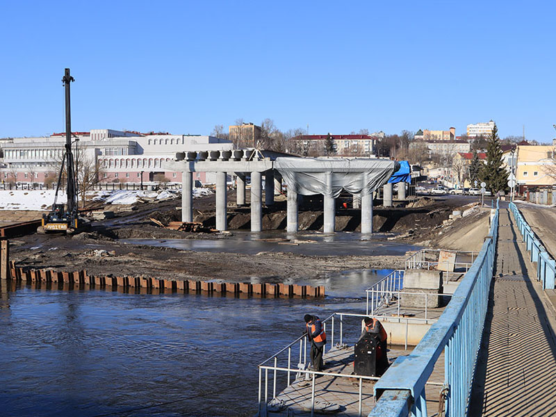 На новом мосту через Десну в Брянске уложили половину балок и подготовили площадку для двух русловых опор
