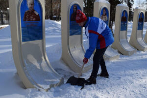 «Снежный десант-2022» расчистил памятники и северы в Брянске