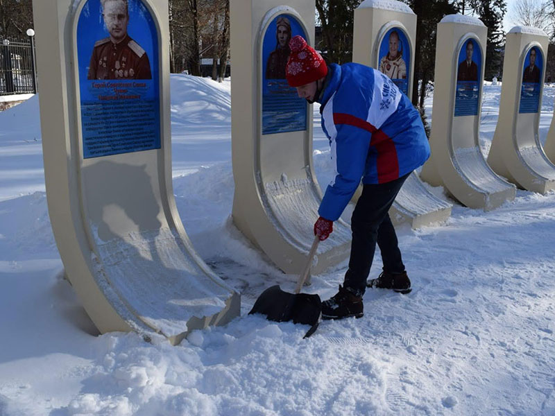 «Снежный десант-2022» расчистил памятники и скверы в Брянске