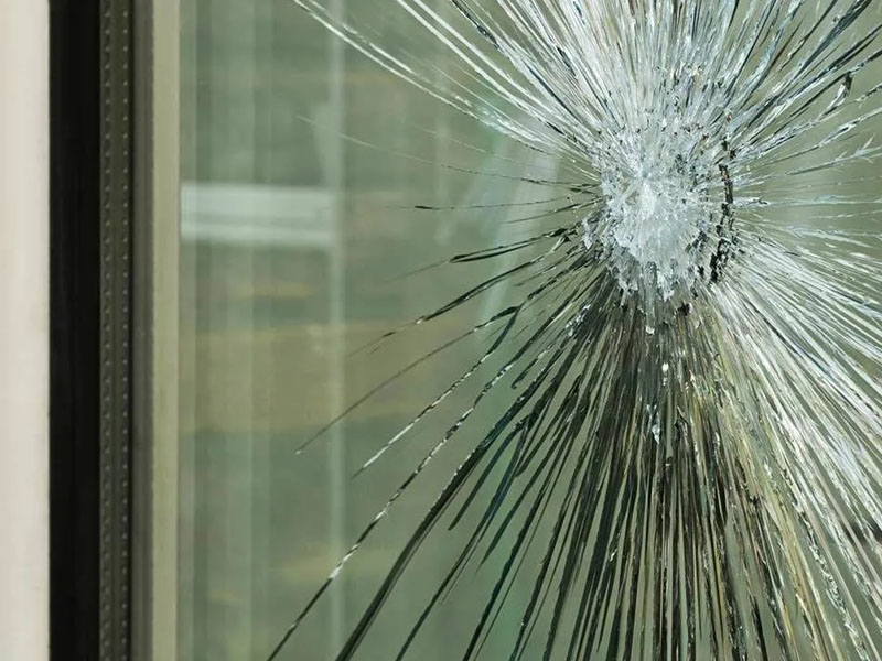 Житель Белой Березки разбил окно «негостеприимной» знакомой