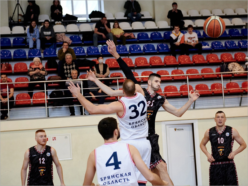 Баскетбольный «Брянск» дома дважды проиграл главному конкуренту