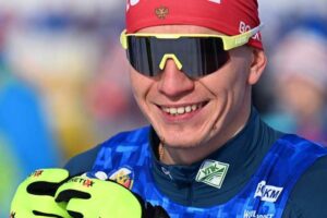Александр Большунов выиграл гонку с раздельным стартом на чемпионате России