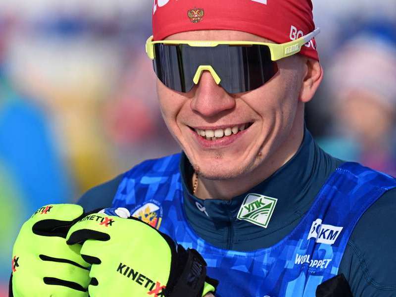Александр Большунов выиграл коньковую разделку на 15 км на Кубке России