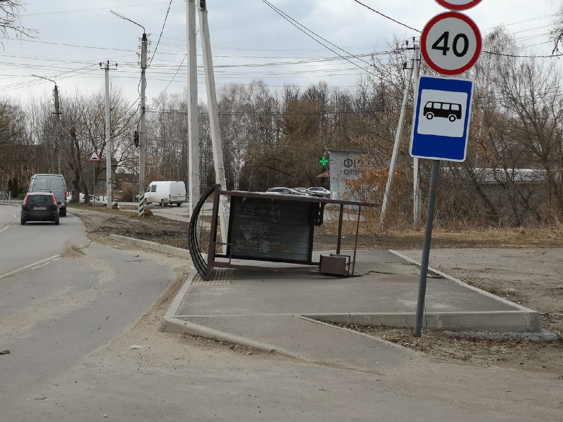 В Брянске шквальный ветер «сдул» автобусную остановку