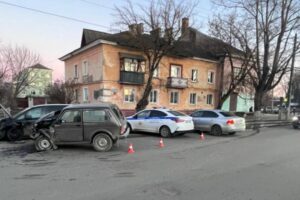 На улице Почтовой в Брянске пьяный водитель протаранил автомобиль с двухлетним пассажиром