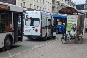 Велосипедист заехал под автобус на остановке «Площадь Ленина» в Брянске