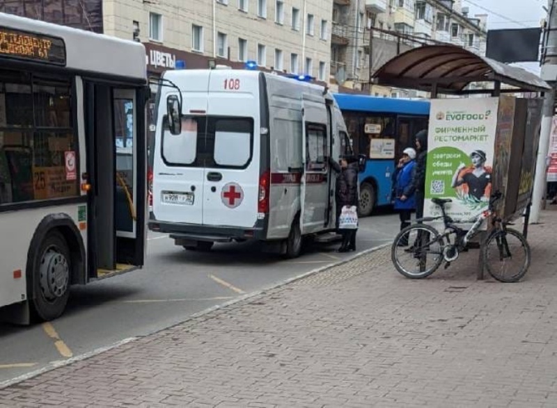 Велосипедист заехал под автобус на остановке «Площадь Ленина» в Брянске