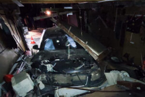 В поселке Кузьмино под Брянском водитель погиб, врезавшись в гараж