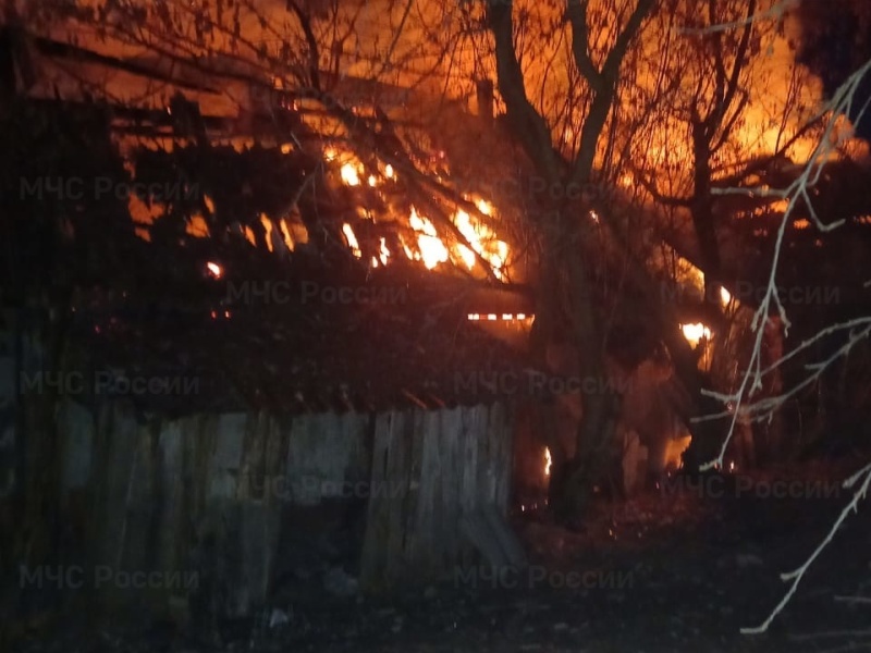 В Почепе сгорел жилой дом, жертв нет