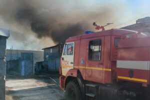 Пожар на деревообрабатывающем предприятии в Брянске тушили десять часов. Находящееся рядом производство «Русских окон» не пострадало