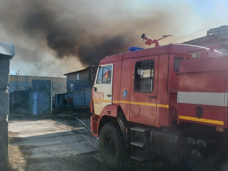 Пожар на деревообрабатывающем предприятии в Брянске тушили десять часов. Находящееся рядом производство «Русских окон» не пострадало