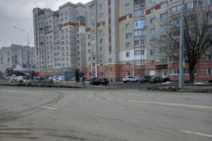 Опасная работа: в Брянске под колёса авто попал 17-летний курьер «Яндекс.Еды»