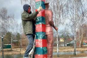 Автор памятника пограничникам в Новозыбкове в третий раз красит его и в четвёртый раз зачищает собаку-мешок