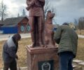 Автор памятника пограничникам в Новозыбкове в третий раз красит его и в четвёртый раз зачищает собаку-мешок