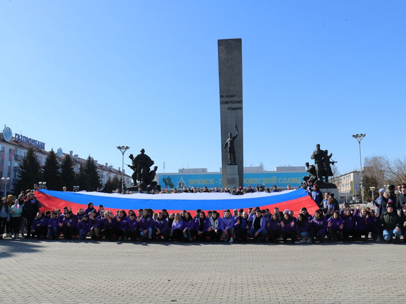 На площади Партизан в Брянске развернули флаг России и выпустили в небо 149 голубей