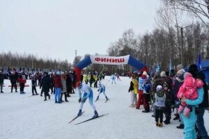 На припозднившуюся «Лыжню России-2022» в Брянске вышли около 600 спортсменов