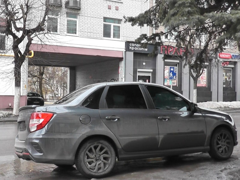 Припаркованные в центре автомобили без номеров смутили бдительных жителей Брянска
