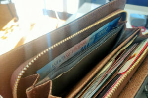 В Брянске уголовник соблазнился на забытый в магазине кошелек с пенсией