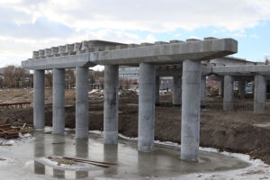 В Брянске на строительстве моста через Десну на время паводка занялись «омоноличиванием»