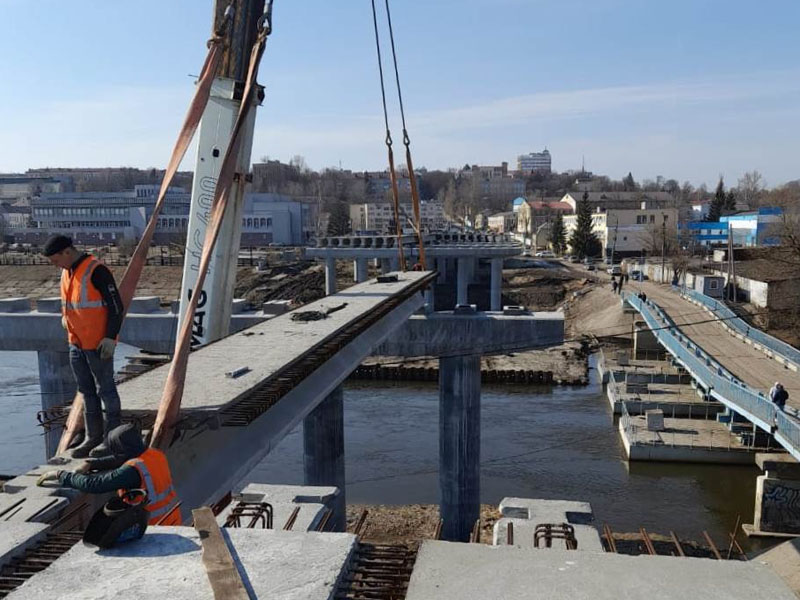 В Брянске спустя год завершили монтаж четвёртого пролёта строящегося моста через Десну на Набережной