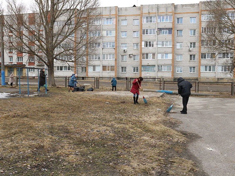 В школах и детсадах Брянска началась весенняя уборка территории