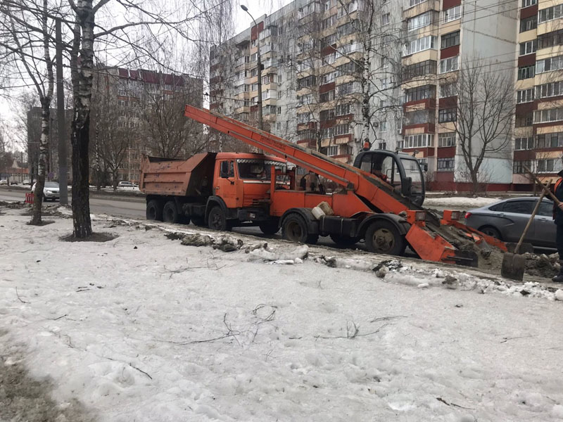 В Брянске коммунальщики вывезли первые 2,5 тонны разбросанного ими за зиму песка