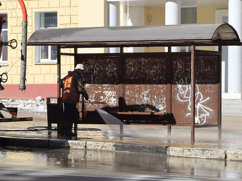 В Брянске после зимы отмоют грязные улицы, заляпанные остановки и дорожные ограждения