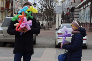 К 8 марта женщинам в Брянске вручили яркие «цветы»
