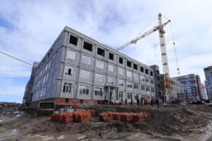 Стройплощадку школы №72 в Четвертом микрорайоне Брянска усилят белорусами