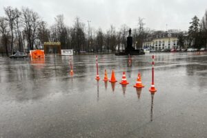 В Брянске под снегом и дождём прошёл чемпионат по автомногоборью