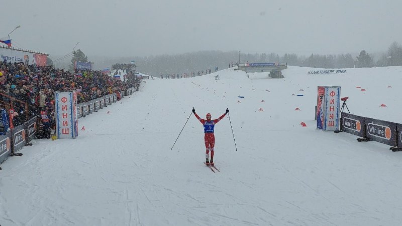 Александр Большунов выиграл марафон на чемпионате России, брянский лыжник Юрков получил свою минуту славы