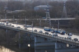 Движение на Октябрьском мосту в Брянске утром оказалось перекрыто двумя массовыми ДТП