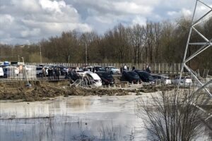 Паводок подмыл в Брянске парковку автосалона, в воду свалились шесть машин