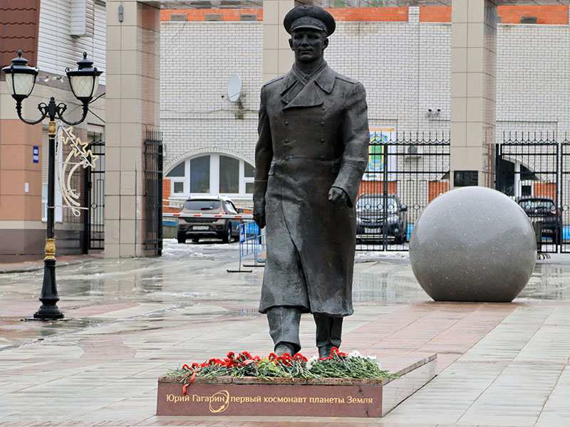 День космонавтики в Брянске отметили цветами к памятнику Юрию Гагарину