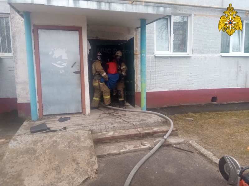 Из горевшей квартиры в пятиэтажке в Клинцах спасены шесть человек