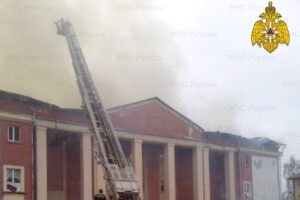 В Фокино на пожаре в ДК ликвидировано открытое горение. Жертв нет