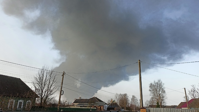 В Брянск руководить тушением пожаров на топливохранилищах выехал министр МЧС Александр Чуприян