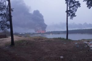 На месте пожара на нефтебазе в Брянске найдены осколки боеприпасов