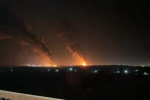 В Брянске горят резервуары с нефтепродуктами на двух хранилищах. Огонь тушат пожарные трёх регионов