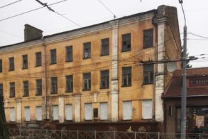 Стена разваливающегося исторического здания прогимназии в центре Брянска обрушилась на тротуар