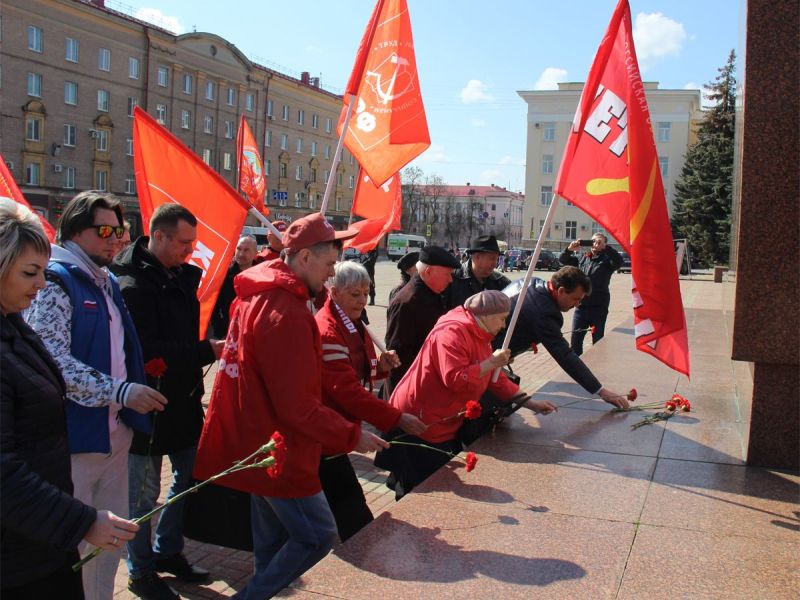 Гвоздики к постаменту и приём в комсомол: в Брянске отметили 152-летие Ленина