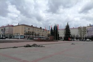 В Брянске началась традиционная «предмайская» замена плитки на площади Ленина