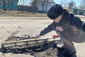Брянские автоинспекторы пересчитали ямы на дорогах Новозыбкова