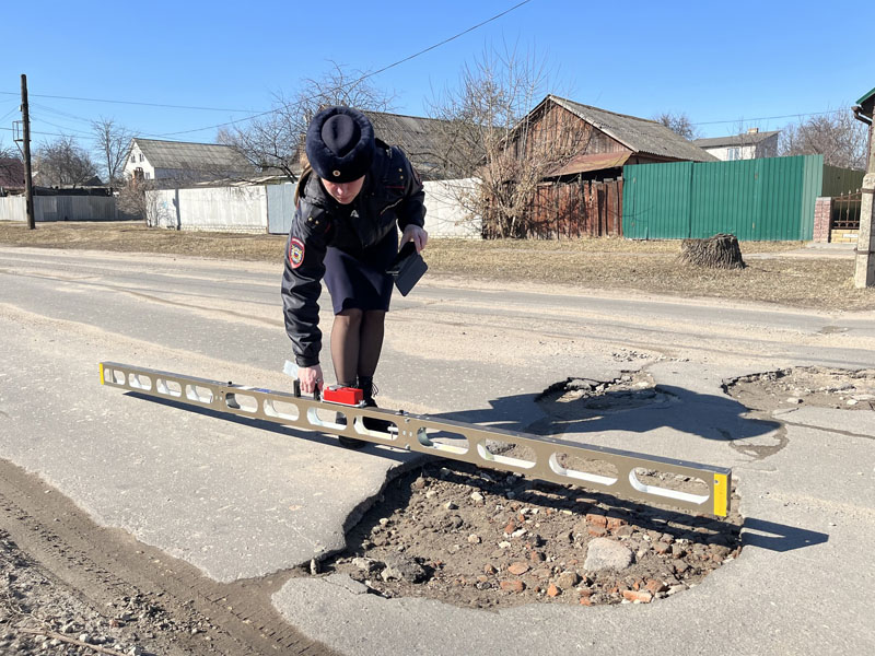 Брянские автоинспекторы пересчитали ямы на дорогах Новозыбкова