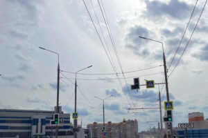 В Брянске на переходе, где пьяный водитель сбил мать с тремя детьми, наконец заработал светофор