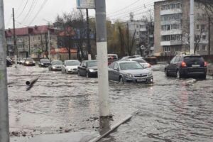 Месть Голубки экологам: в Брянске вышедшая из берегов малая река заливает улицу Пушкина